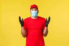 表达交付流感大流行科维德安全航运在线购物概念深刻的印象吓了一跳快递红色的统一的帽t恤提高手惊讶穿医疗面具