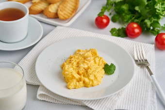 炒鸡蛋煎蛋卷一边视图早餐煎鸡蛋玻璃牛奶