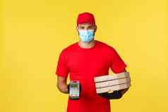 食物交付跟踪订单科维德self-quarantine概念快递红色的统一的帽t恤医疗面具给客户端回来终端披萨订单