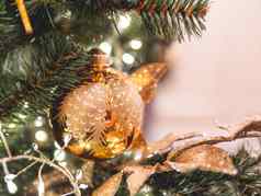 圣诞节树金装饰冷杉树装饰光灯泡球一年庆祝活动复制空间