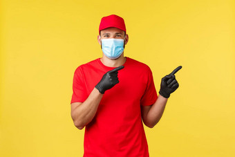 表达交付流感大流行科维德安全航运购物概念友好的快递红色的统一的医疗面具手套通知客户安全非接触式交付点