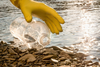 志愿者清洁河垃圾选择垃圾挑选海岸收集垃圾河挑选垃圾水塑料自然清洁垃圾海滩垃圾海岸清洁海滩浪费塑料瓶宠物