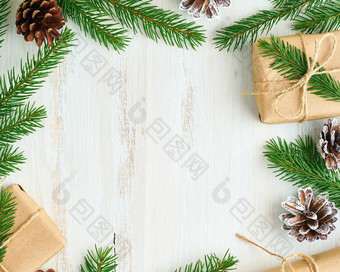 圣诞节快乐一年浪费木背景<strong>手工</strong>制作的礼物圣诞节盒子冷杉分支机构工艺纸前视图复制空间<strong>环保</strong>塑料免费的概念