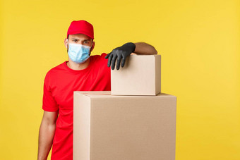 表达交付流感大流行科维德安全航运在线购物概念英俊的快递红色的统一的医疗保护面具精益桩盒子发送订单