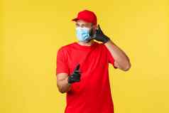表达交付流感大流行科维德安全航运在线购物概念友好的快递红色的统一的医疗面具手套眨眼调用服务指出相机