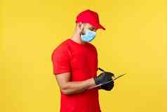 表达交付流感大流行科维德安全航运在线购物概念忙快递红色的统一的医疗面具手套写作信息订单跟踪