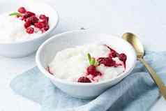大米布丁一边视图健康的素食主义者饮食早餐椰子牛奶树莓斯堪的那维亚