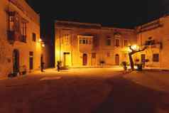 姆迪纳马耳他2月游客照亮街道姆迪纳古老的资本马耳他晚上视图建筑墙装饰古老的小镇