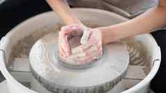 女人使陶瓷陶器轮创建陶瓷货概念小业务爱好