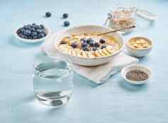 玻璃清洁水健康的饮食早餐燕麦片蓝莓香蕉