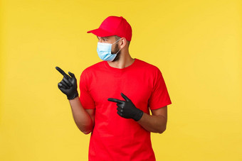 表达交付流感大流行科维德安全航运在线概念快递红色的统一的医疗面具手套转头指出左有趣的促销横幅黄色的背景