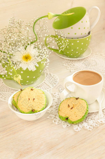 花束白色花杯咖啡牛奶苹果形状的饼干