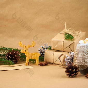 圣诞节快乐一年浪费工艺纸背景手工制作的礼物圣诞节盒子冷杉分支机构杯热巧克力棉花糖一边视图复制空间环保塑料免费的概念