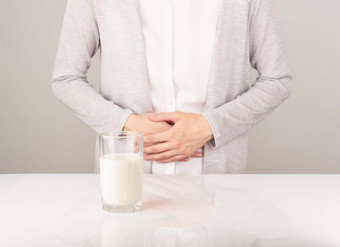 女人玻璃牛奶坏胃疼痛
