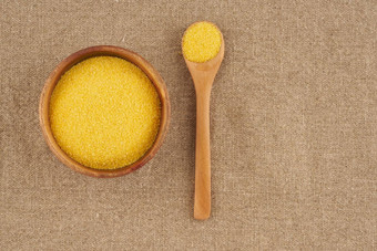 黄色的玉米面粉木碗乡村亚麻餐巾成分玉米粥