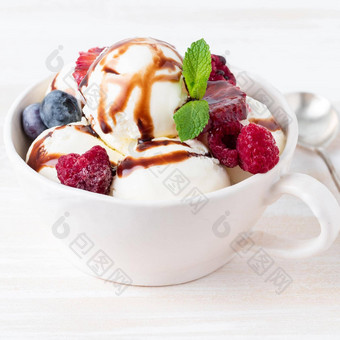 球香草冰奶油杯子树莓蓝莓巧克力