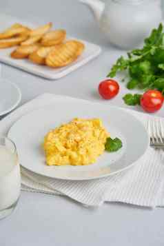 炒鸡蛋煎蛋早餐煎鸡蛋玻璃牛奶西红柿