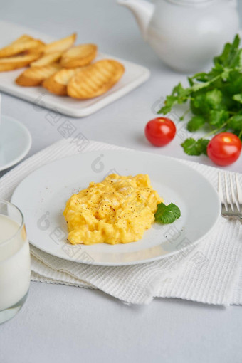 炒鸡蛋煎蛋早餐煎鸡蛋玻璃牛奶西红柿