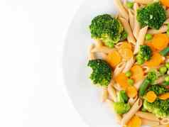 小麦意大利面彭西兰花胡萝卜绿色豌豆部分板复制空间饮食菜单适当的营养健康的食物