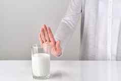 女人乳糖不宽容拒绝玻璃牛奶