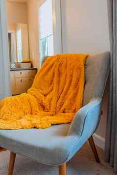 巨大的橙色格子毯子羊毛针织白色凳子椅子首页斯堪的那维亚风格