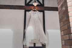 白色豪华的美丽的婚礼衣服挂起悬挂器