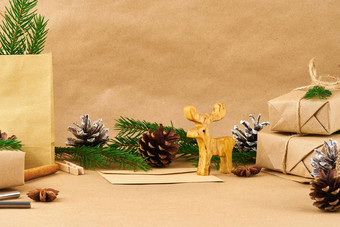 圣诞节快乐一年浪费工艺纸<strong>背景</strong>手工制作的礼物圣诞节盒子冷杉分支机构可重用的稻草一边视图复制空间<strong>环保</strong>塑料免费的概念