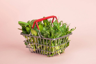 微绿色篮子粉红色的背景出售类型在健康的食物概念新鲜的花园产品种植有机象征健康维生素自然