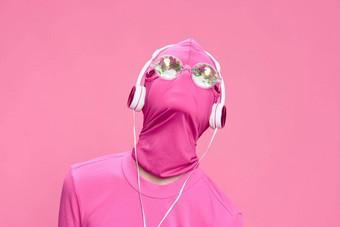 有创意的疯狂的粉红色的照片粉红色的背景粉红色的衣服配件赛博朋克概念概念上的<strong>艺术<strong>摄影</strong></strong>