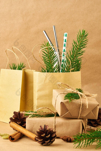 圣诞节快乐一年浪费工艺纸背景<strong>手工</strong>制作的礼物圣诞节盒子冷杉分支机构可重用的稻草一边视图复制空间<strong>环保</strong>塑料免费的概念