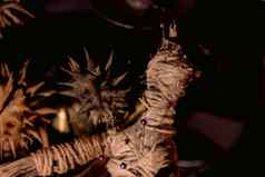 伏都教魔法概念伏都教娃娃镶嵌针穿破布心五角星形燃烧蜡烛令人毛骨悚然的怪异的神奇的深奥的里图亚