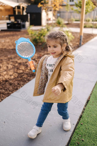 可爱的女孩玩羽毛球孩子们城市玩具城市孩子们