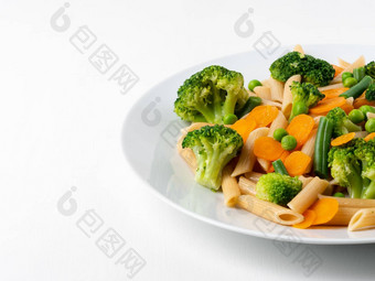 小麦意大利面彭西兰花胡萝卜绿色豌豆部分板饮食菜单适当的营养健康的食物