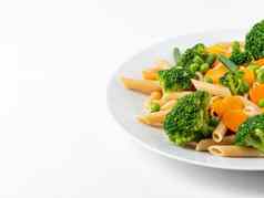 小麦意大利面彭西兰花胡萝卜绿色豌豆部分板饮食菜单适当的营养健康的食物