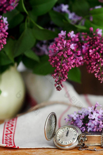 古董口袋里看木背景淡紫色花