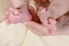 婴儿脚母亲的手护理环脚趾