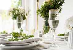 婚礼表格设置香槟长笛婚礼表格装饰白色玫瑰黄杨木