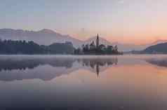 斯洛文尼亚湖泊山经验斯洛文尼亚的自然珍宝风景如画的资本令人兴奋的冒险