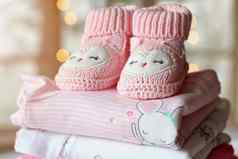 一对小婴儿袜子粉红色的背景复制空间温暖的消息