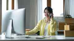 肖像亚洲女人电子商务员工坐着办公室完整的包表格移动PC智能手机锻造业务电子商务技术交付业务