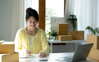 肖像亚洲女人电子商务员工坐着办公室完整的包表格计算器锻造业务电子商务技术交付业务
