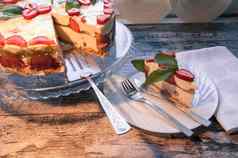 片草莓蛋糕白色板刀叉