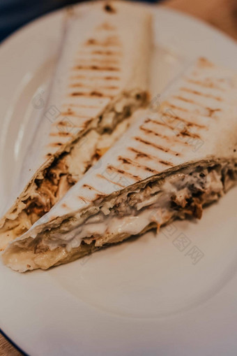 shawarmaburito烤肉串多汁的酱汁填充包装烤丝带面包