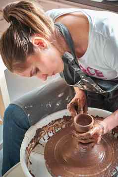 女人自由业务爱好女人使陶瓷陶器