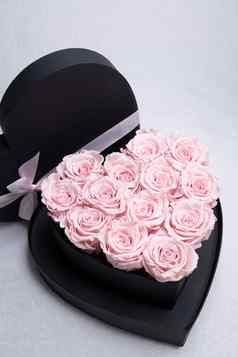 心形的纸板盒子粉红色的玫瑰表格礼物情人节