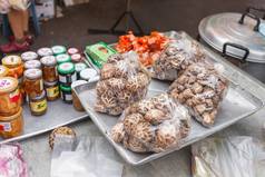 曼谷泰国10月当地的人游客买食物街市场蘑菇罐头食物摊位