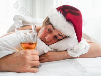 男人。圣诞老人他清新夹alco聚会，派对痛苦头疼一年圣诞节庆祝活动重早....酒精撤军最糟糕的宿醉