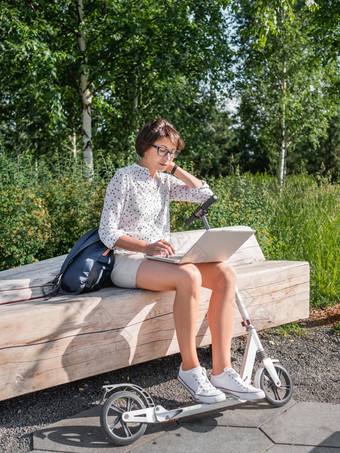 女人作品移动PC木板凳上城市公园夏天共鸣现代工作场所自由职业者学生教育在线在户外