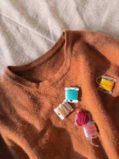 前视图地球健美的羊毛毛衣线圈色彩斑斓的刺绣线程重塑衣服Diy手工制作的工艺