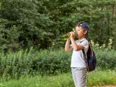 渴了男孩饮料纯水可重用的绿色瓶夏天户外娱乐健康的生活方式